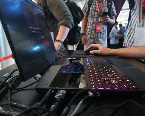 Laptop Omen X 2S punya kemampuan yang tanggung untuk bermain gim (Foto: Dream.co.id/Muhammad Ilman Nafi'an)