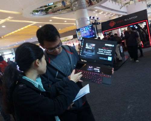 Laptop Omen X 2S punya kemampuan yang tanggung untuk bermain gim (Foto: Dream.co.id/Muhammad Ilman Nafi'an)