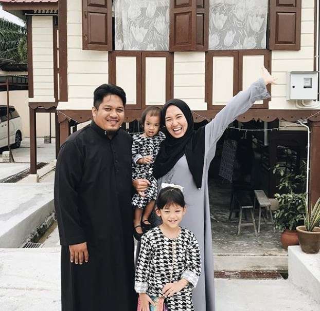 Meninggalkan dua anak yang masih kecil.