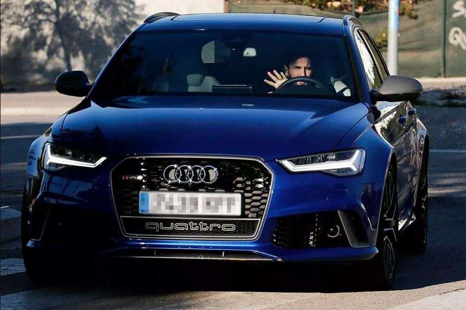 Lionel Messi menggunakan Audi RS 6 Avant.