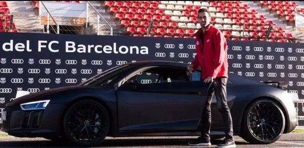 Sergio Busquets memilih mobil yang termahal.