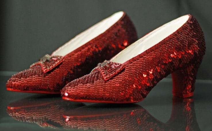 10 Sepatu dengan Harga Fantastis, Ingin Memilikinya?