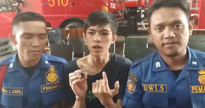 Cincin tengkorak di jari Zulfikri akhirnya terlepas (foto: istimewa)
