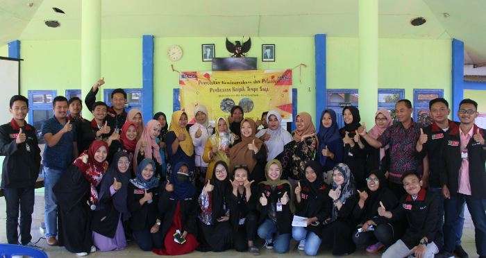 Kelompok 44 KKN UMM membantu para pengusaha tempe di Desa Pringgondani, Malang, Jawa Timur.