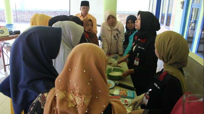 Kelompok 44 KKN UMM membantu para pengusaha tempe di Desa Pringgondani, Malang, Jawa Timur (3).