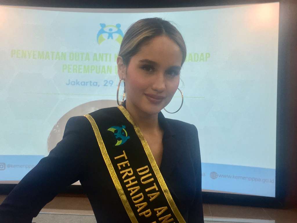 Cinta Laura