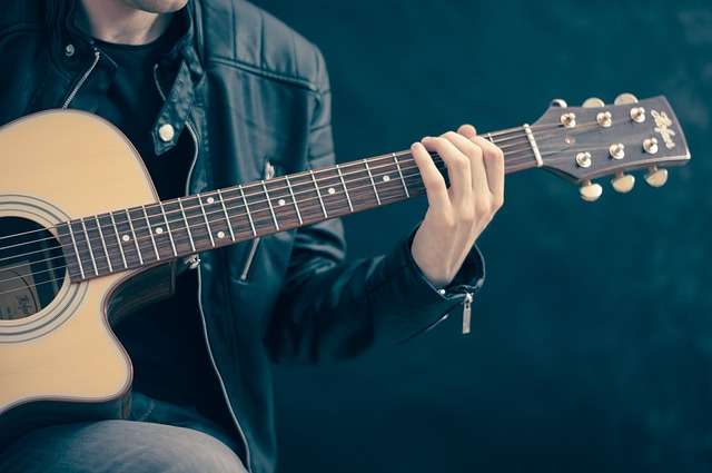 Bermain Gitar