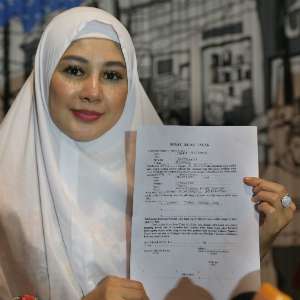 Vivi Paris, istri Sandy Tumiwa