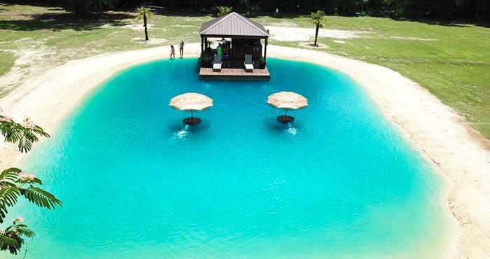Kolam renangnya keren ya?