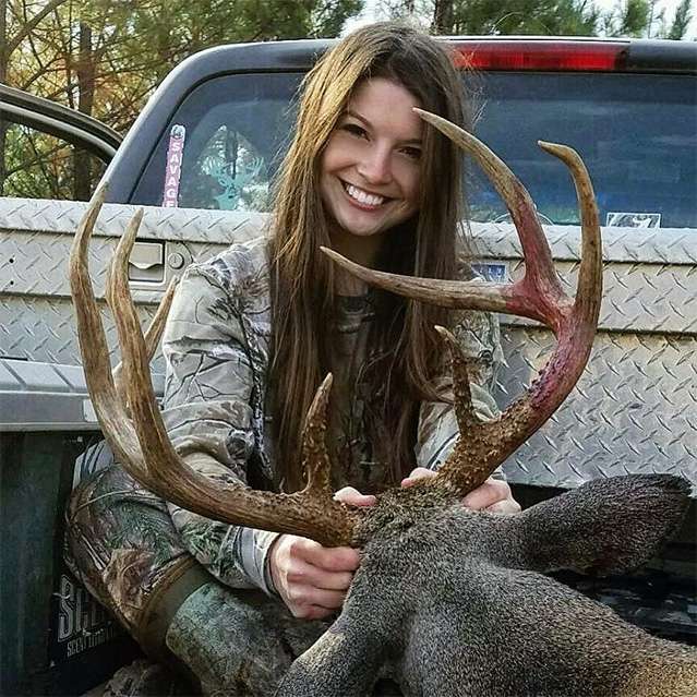 Hannah Barron bersama rusa yang diburunya.