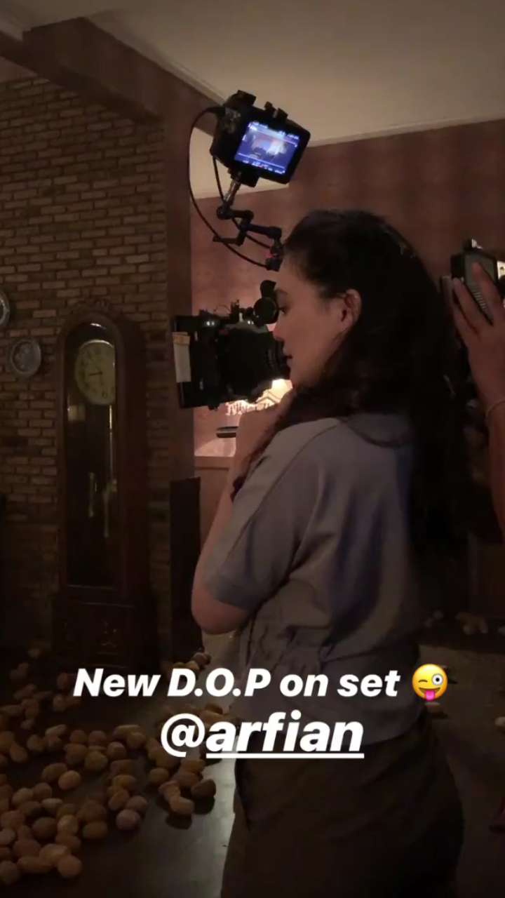 Gaya Kasual Luna Maya Tampil Gesit Jadi Cameraman