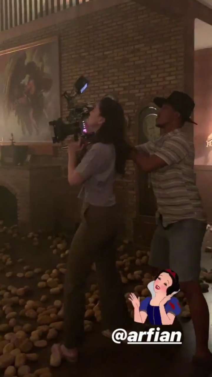 Gaya Kasual Luna Maya Tampil Gesit Jadi Cameraman