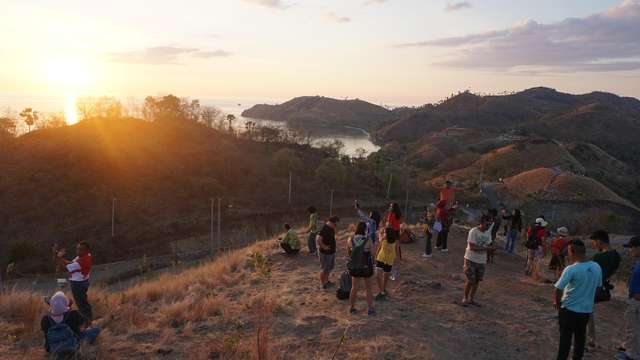 Pemandangan matahari terbenam di Bukit Sylvia