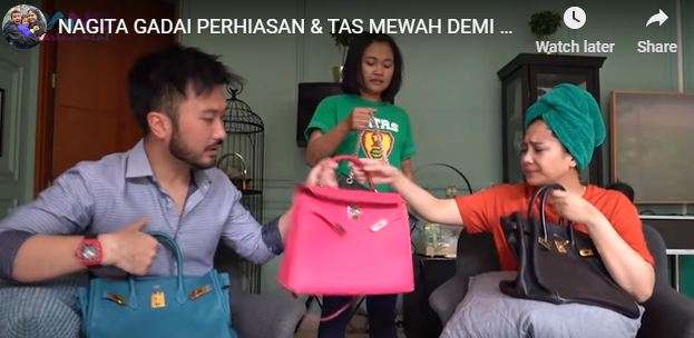 Gigi juga menggadai koleksi tasnya.