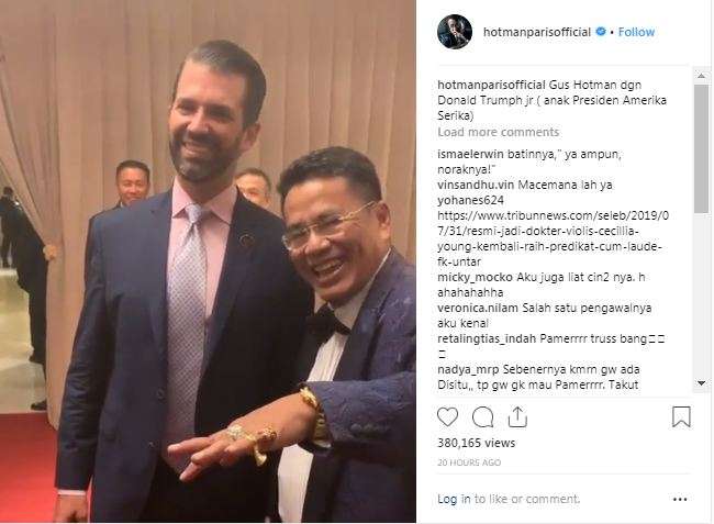 Hotman Paris Hutapea berfoto dengan anak Presiden Donald Trump.