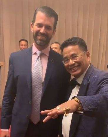 Putra Donald Trump melirik cincin berlian Hotman Paris.