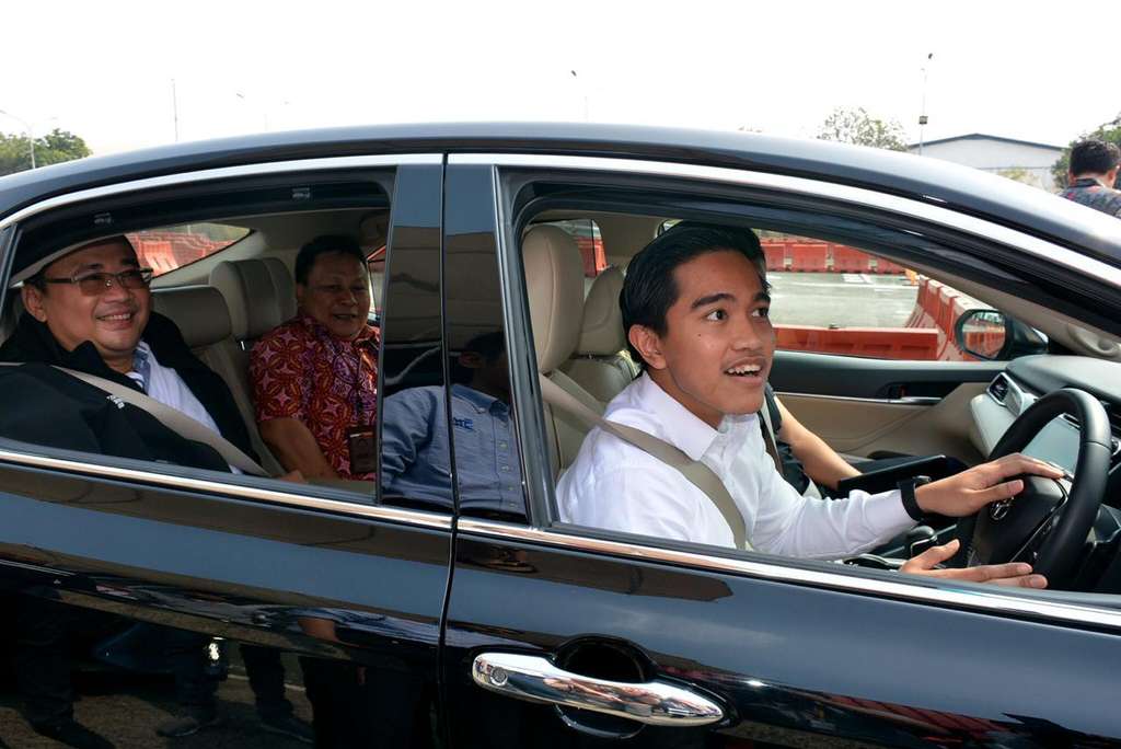 Kaesang dan Gibran mencoba mobil hybrid.
