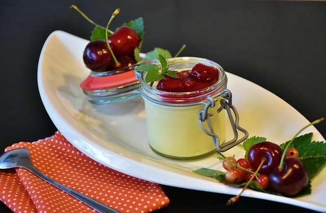Cara Membuat Puding Cokelat, Susu dan Buah, Praktis dan Lembut