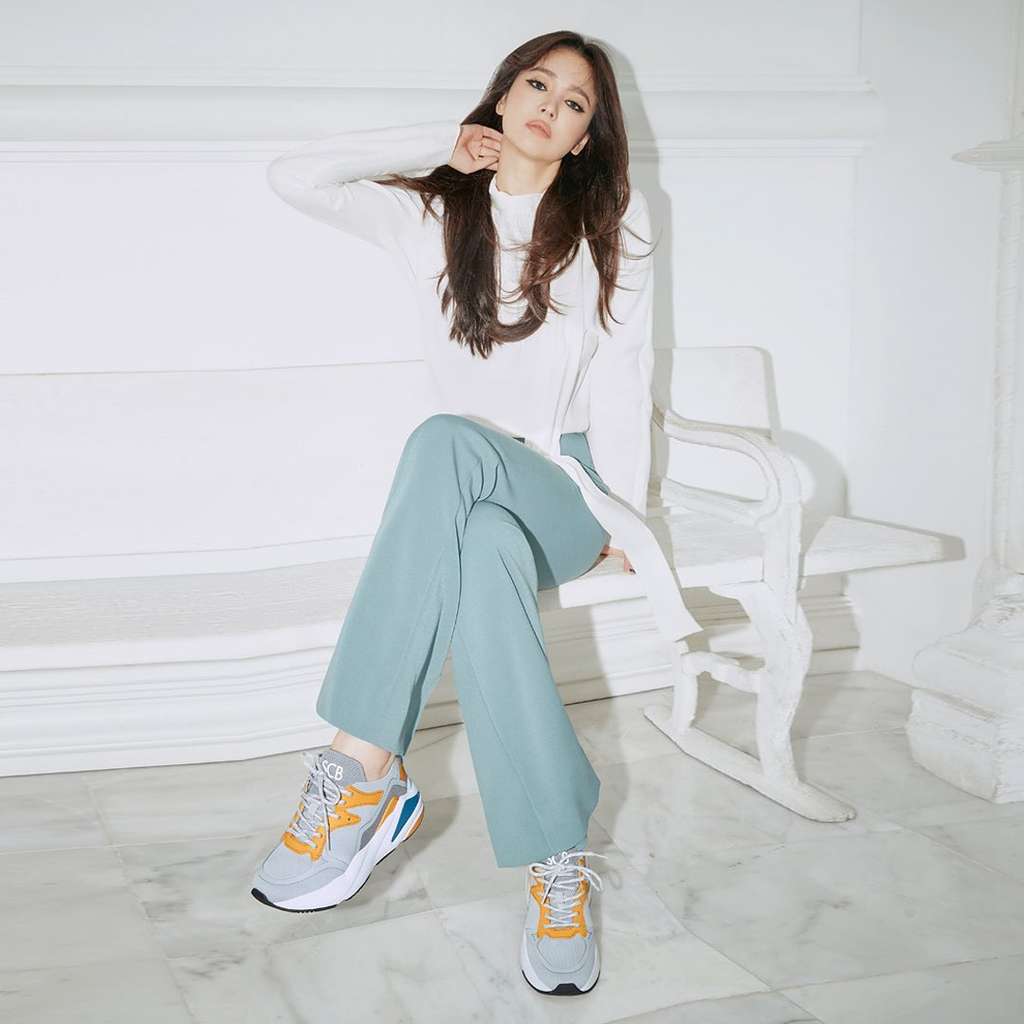 Song Hye Kyo Tampil Chic dalam Kampanye Brand Sepatu