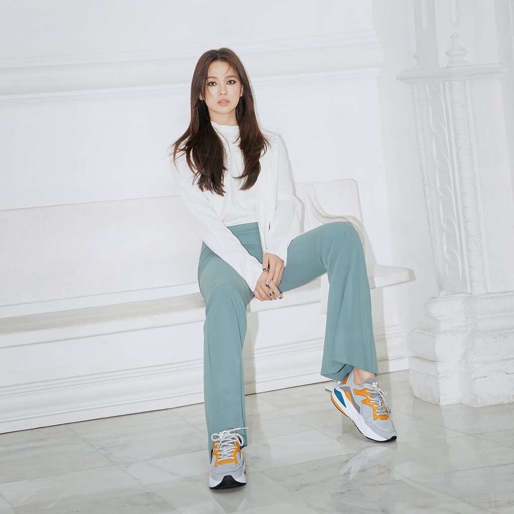 Song Hye Kyo Tampil Chic dalam Kampanye Brand Sepatu