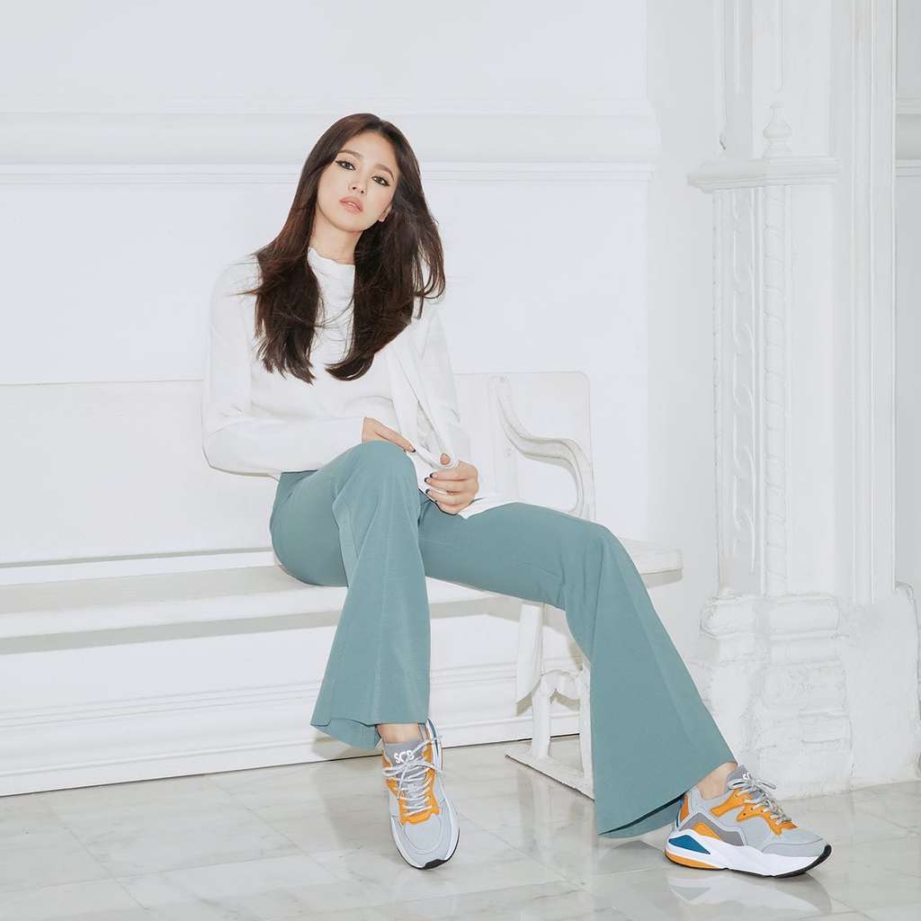 Song Hye Kyo Tampil Chic dalam Kampanye Brand Sepatu