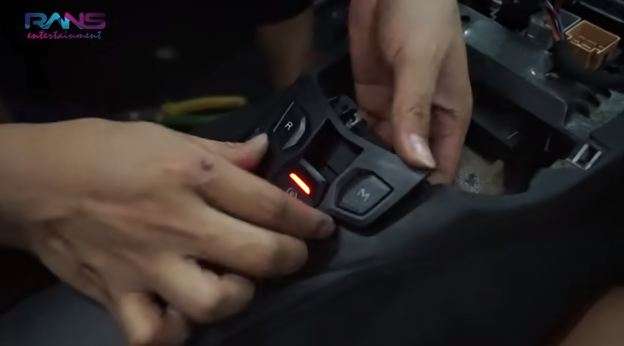 Lamborghini Aventador SVJ menggunakan serba elektrik.