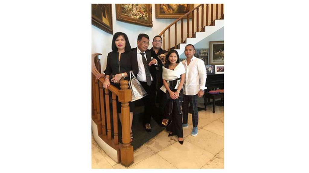 https://hot.liputan6.com/read/4046354/6-penampakan-rumah-hotman-paris-mewah-dengan-dilapisi-emas