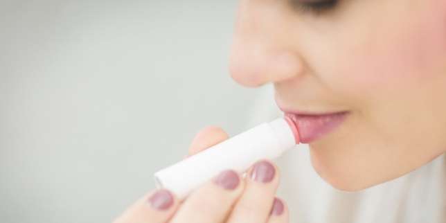 6 Cara Mengatasi Bibir Kering, Lakukan Hal Ini!