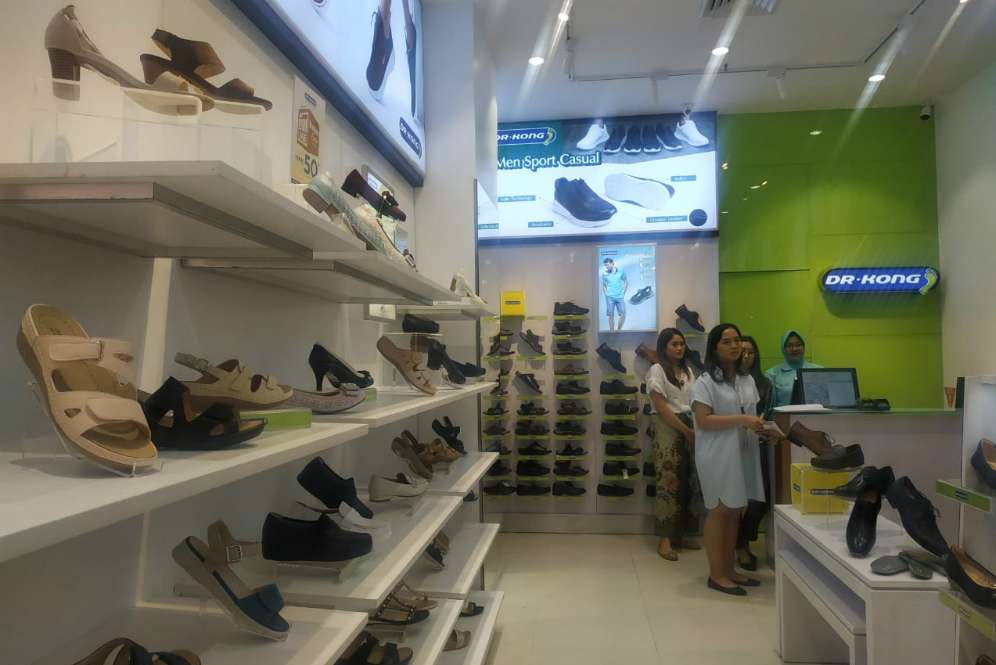 Koleksi sepatu Dr. Kong