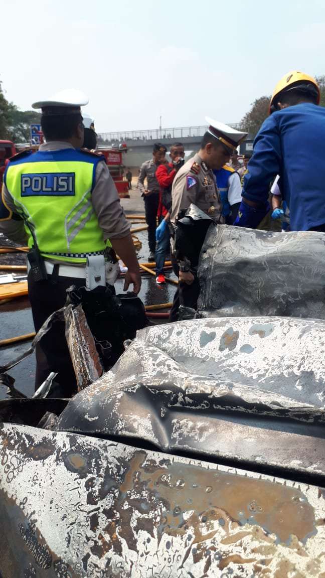 Tabrakan di Tol Purbaleunyi (Foto:  Merdeka.com/Bram Salam)