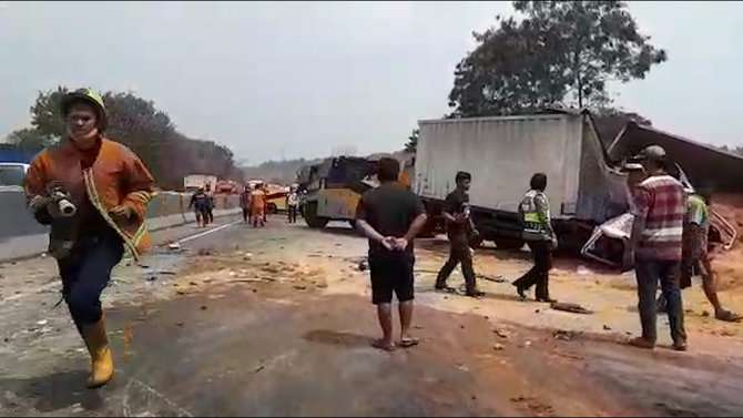 Tabrakan di Tol Purbaleunyi (Foto:  Merdeka.com/Bram Salam)
