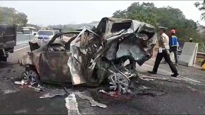 Tabrakan di Tol Purbaleunyi (Foto:  Merdeka.com/Bram Salam)