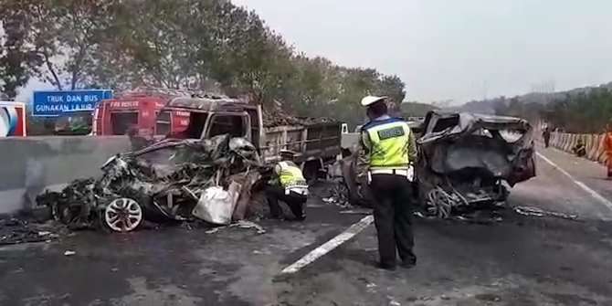 Tabrakan di Tol Purbaleunyi (Foto:  Merdeka.com/Bram Salam)