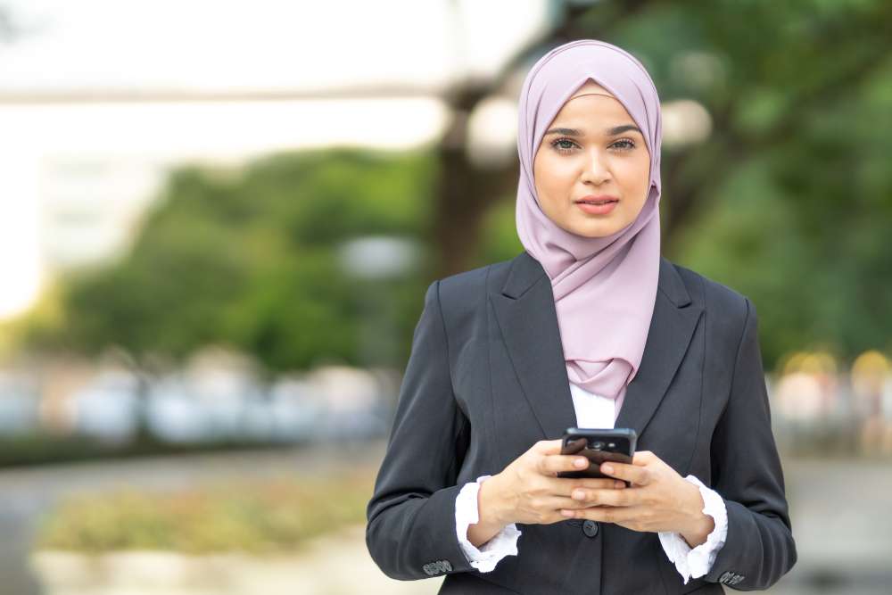 Bahaya Mengerikan Layar Ponsel untuk Kecantikan