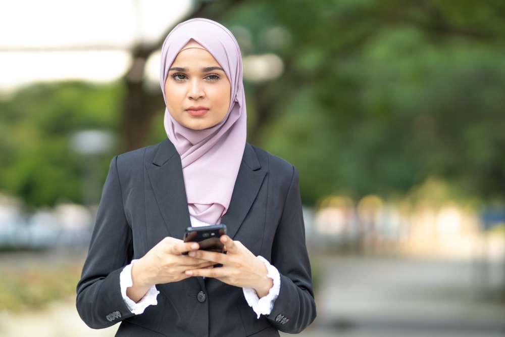 Bahaya Mengerikan Layar Ponsel untuk Kecantikan