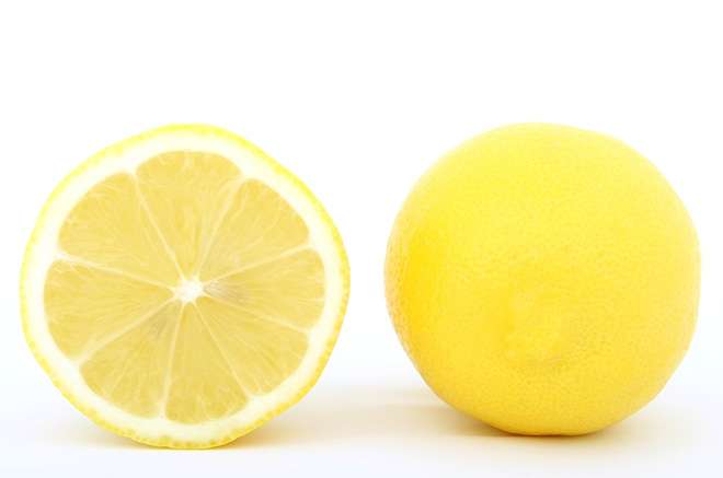 Memutihkan kulit dengan air jeruk lemon