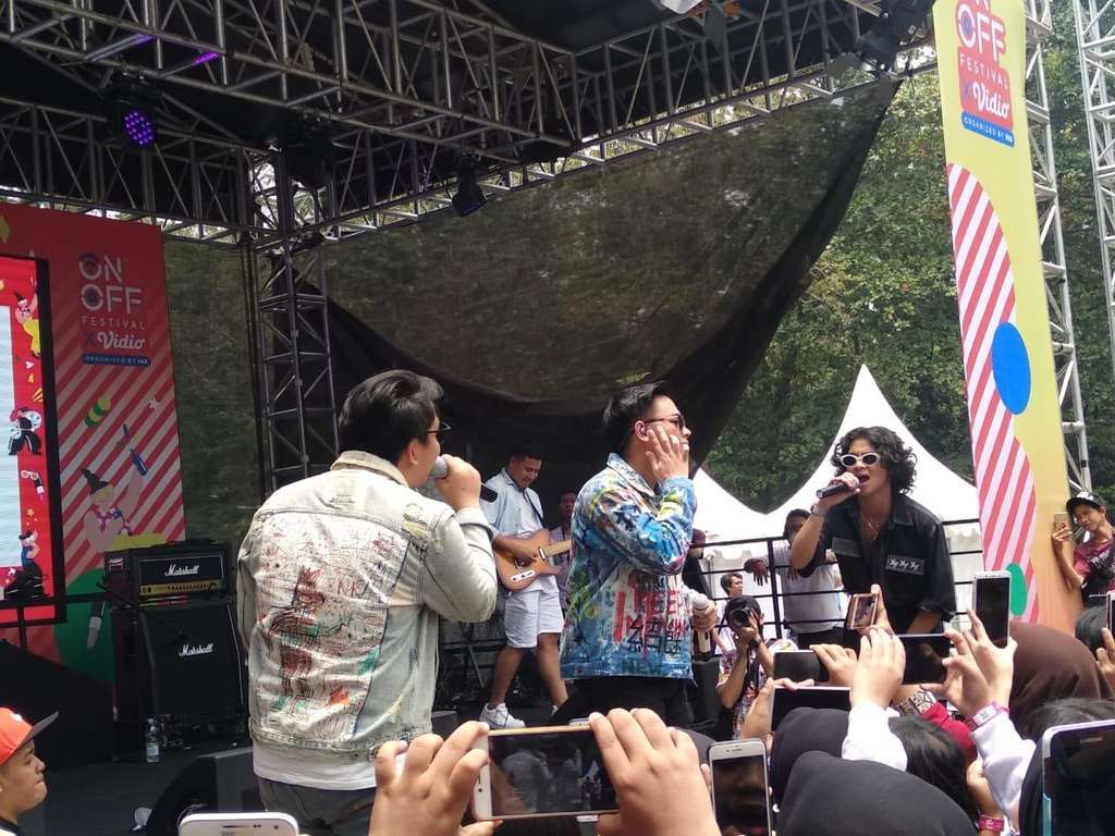 CJR saat tampil di ON OFF Festival 2019 tanpa Iqbaal Ramadhan.
