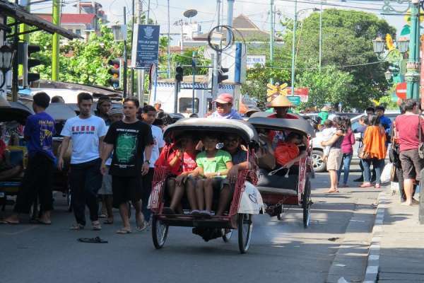 Suasana Jalan Malioboro, tempat wisata Jogja dekat stasiun.
