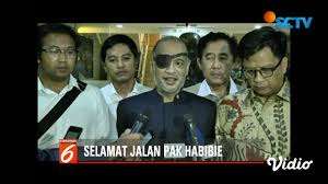 Thareq Kemal Habibie tampil dengan penutup mata.