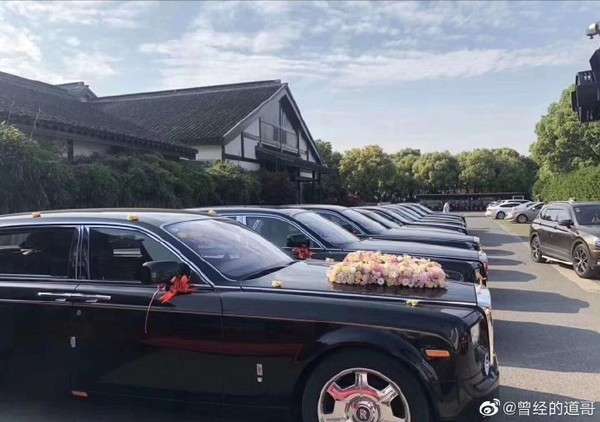 Rombongan pengantin dengan Rolls Royce.