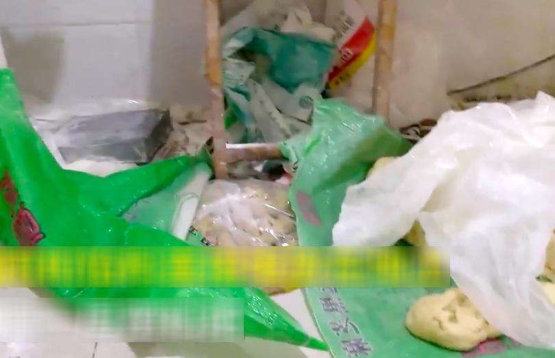Tempat memproduksi kue bulan kotor dan berantakan