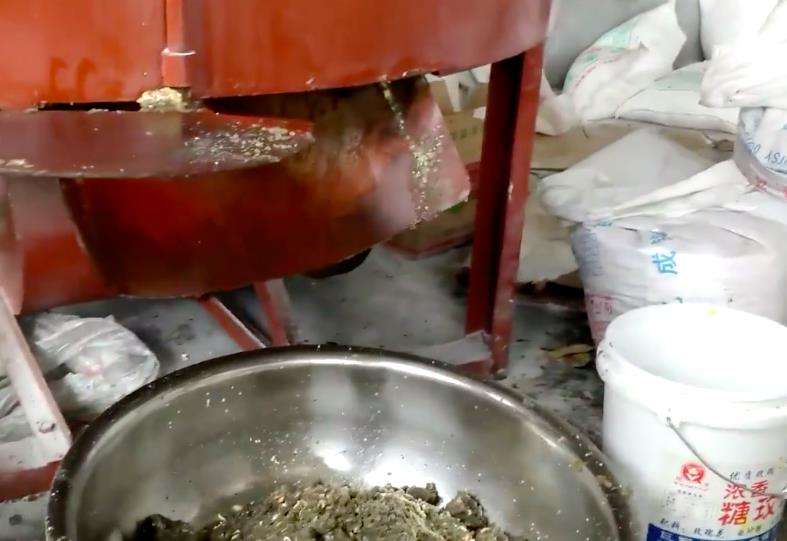 Mesin pengisi kue bulan tampak sangat kotor.