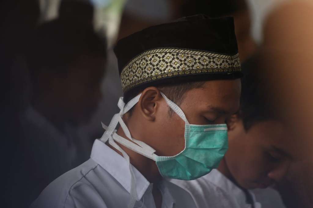 Peserta sholat menggunakan masker