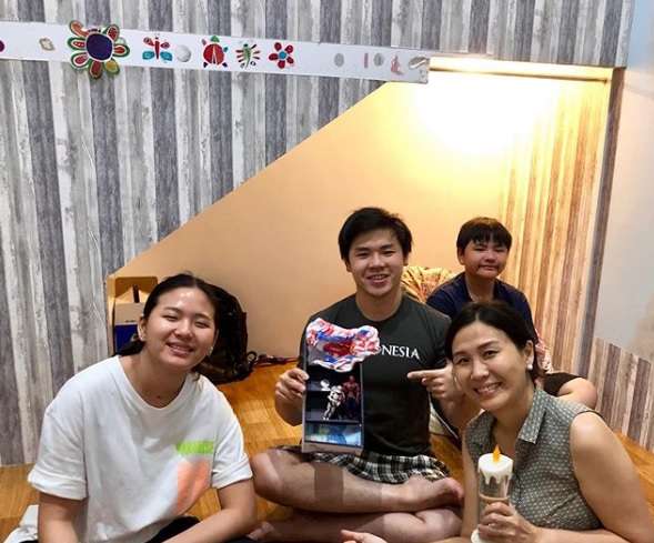 Veronica Tan bersama anak-anaknya