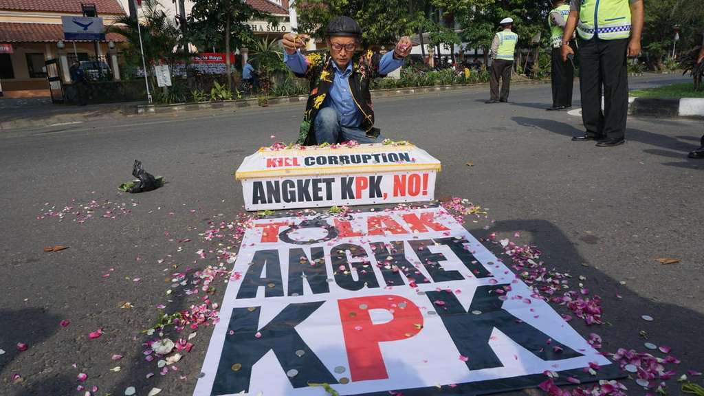 Pengiriman peti mati untuk DPR, karena warga Solo ini kecewa dengan hak angket KPK. (Liputan6.com/Fajar Abrori).