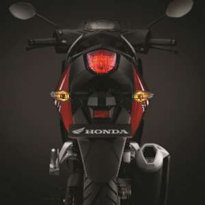 Bagian belakangnya mirip motor sport, ya?