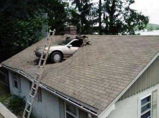 Mobil menembus atap rumah.