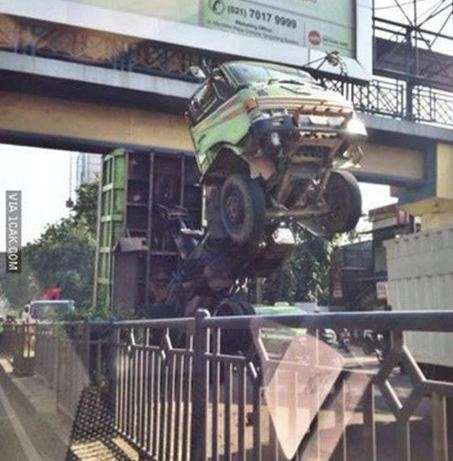 Truk tersangkut jembatan.