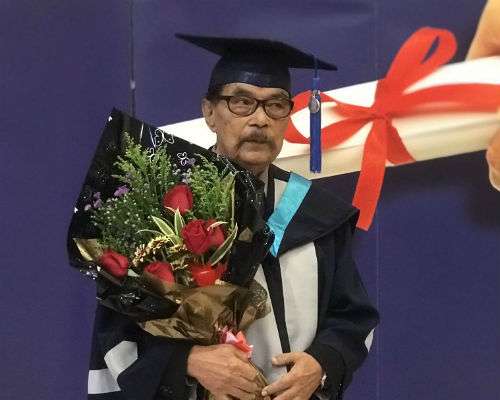 Kakek 87 tahun jalani wisuda