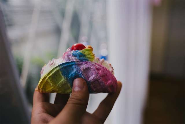 Squishy slow berbentuk kue.